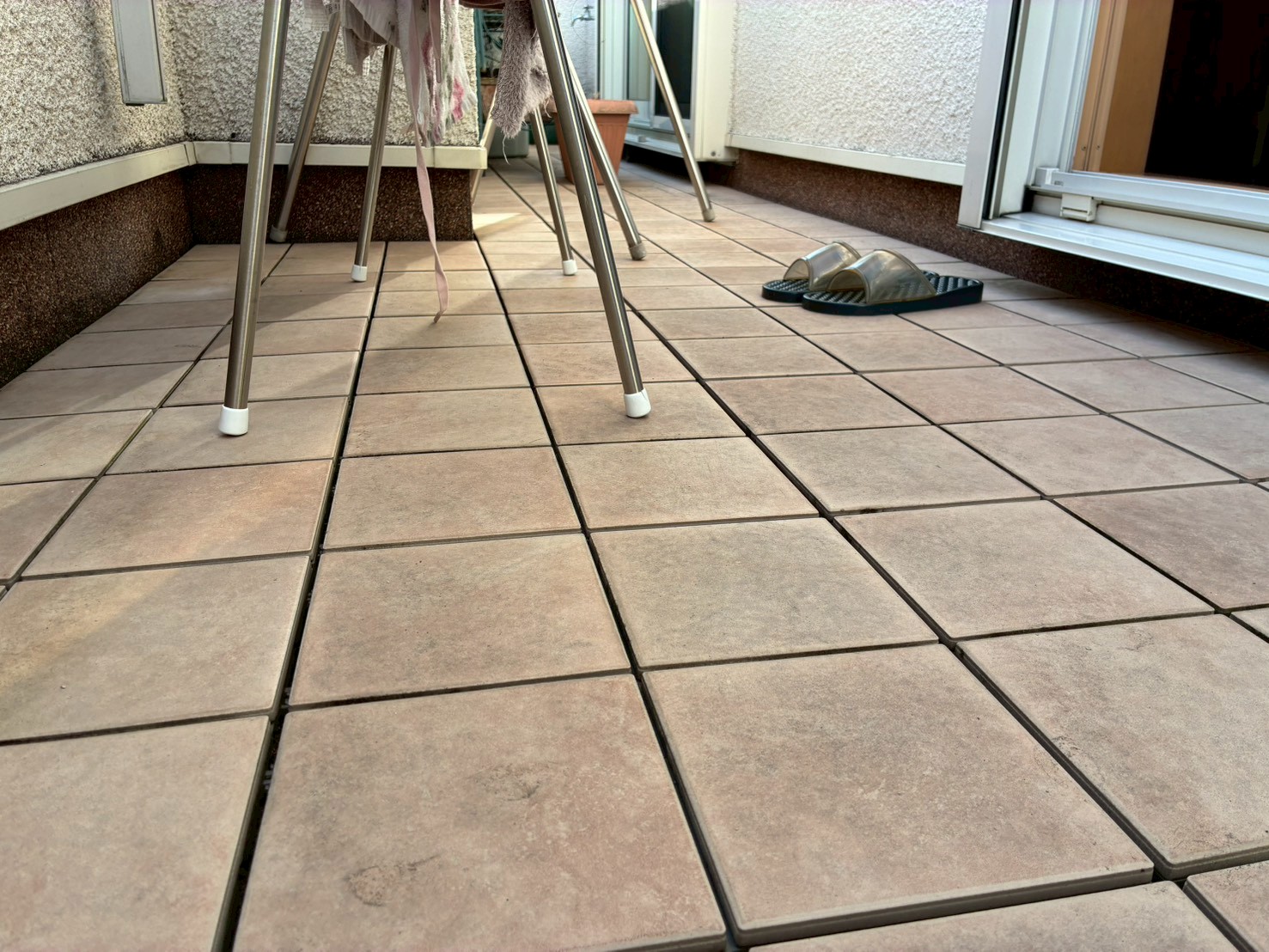 綺麗な状態のタイルバルコニー